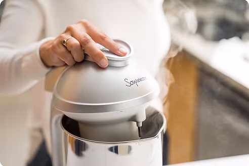 Máquina Soyaelectric haciendo leche vegetal